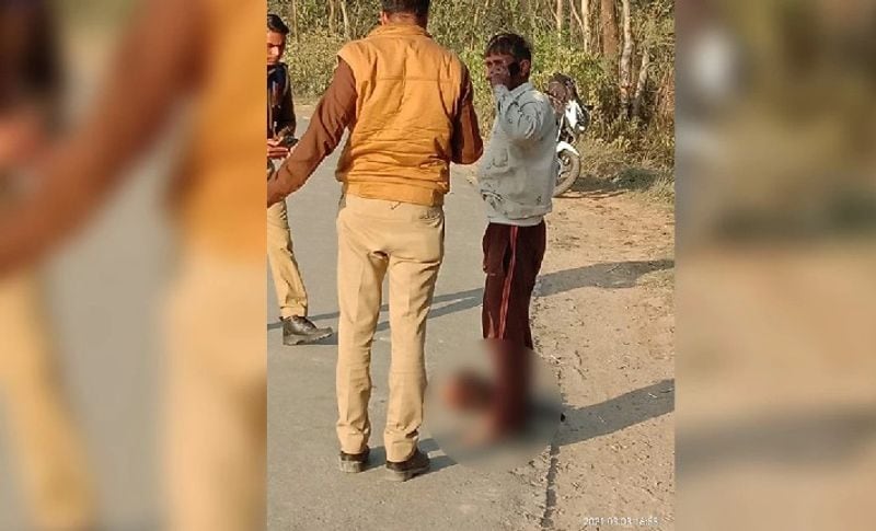 आरोपी ने पुलिस से कहा कि बेटी की इस हरकत के बाद उसकी कुछ भी खाने पीने की इच्छा नहीं हो रही थी। इतना ही नहीं दो दिन तक वह सो भी नहीं पाया था। उसका सिर काटने के बाद अब उसे चैन आया है। उसका धड़ अभी भी कमरे में पड़ा हुआ है, देख लीजिए।
