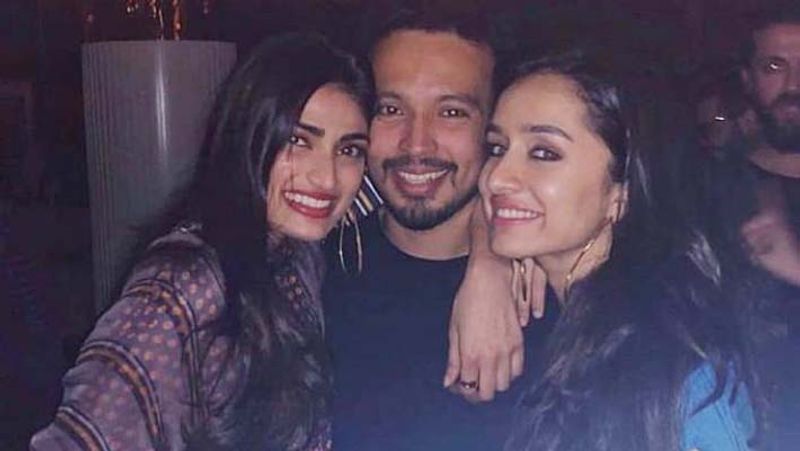 बीते दिनों श्रद्धा कपूर के पिता और जाने-माने कलाकार शक्ति कपूर (Shakti Kapoor) ने बेटी की शादी को लेकर कहा था कि वो इस समय अपने काम पर फोकस कर रही हैं और उन्हें नहीं लगता कि अगले चार-पांच सालों वो शादी करेगी। 