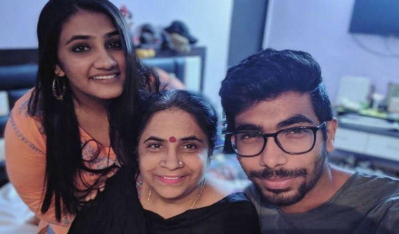 टीम इंडिया को वर्ल्ड कप दिलाने वाले कोच जॉन राइट ने ही बुमराह के टैलेंट को पहचान कर उन्हें मुंबई इंडियंस में जगह दी थी। इसके बाद बुमराह ने पीछे नहीं देखा। अपने जबरदस्त प्रदर्शन से आज वो टीम इंडिया के दिग्गज खिलाड़ियों में एक हैं। 