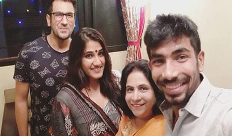 एक इंटरव्यू में बुमराह ने अपनी लाइफ के स्ट्रगल को लोगों के साथ शेयर किया था। इसमें उन्होंने बताया था कि मात्र 5 साल की उम्र में सिर से पिता का साया हट जाने के बाद उन्हें कितनी परेशानी हुई थी। उनकी मां और बड़ी बहन ने उन्हें पालकर बड़ा किया।
