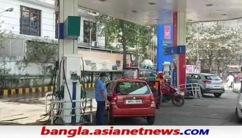 <p>প্রসঙ্গত, বুধবার ডালহৌসির নির্বাচনের কমিশনের অফিসে গিয়ে অভিযোগ এনে ফিরহাদ বলেছেন, মোদীর ছবি দেওয়া ব্যানার মারফত সরকারি মদতে প্রশ্রয় দেওয়া হচ্ছে। এমনকি বহু পেট্রোল পাম্পেও মোদীর ছবি রয়েছে। আদর্শ আচরণ বিধি লাগু হয়ে যাওয়ার পরেও নানা কৌশলে সরকারি প্রকল্পের দোহাই দিয়ে প্রচার চালাচ্ছে বিজেপি।' </p>