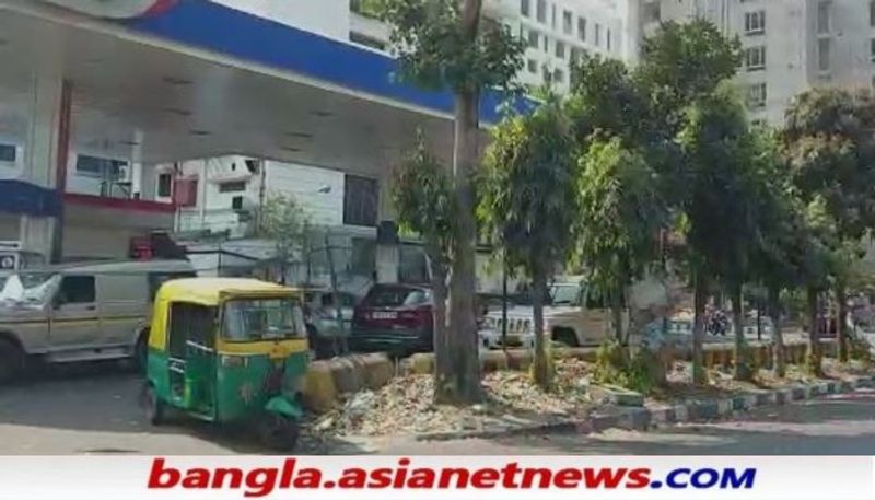<p>বুধবার তৃণমূলের এই অভিযোগ পেতেই নির্বাচন কমিশন জানিয়েছে, প্রধানমন্ত্রী মোদীর ছবি ব্যবহার করে পেট্রোল পাম্পে বিজ্ঞাপন আদর্শ আচরণ বিধি বিরোধী। কারণ অনেকেই দাবি তুলেছে, প্রধানমন্ত্রী শুধু লোকসভা নয়, বিভিন্ন রাজ্যের নির্বাচনের প্রচারের অংশ। তাই হোর্ডিং থেকে মোদীর মুখ সরানো অবিলম্বে দরকার।</p>