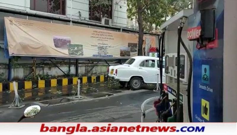 <p>আগামী ৭২ ঘন্টার মধ্য়ে রাজ্যের সকল পেট্রোল পাম্প থেকে প্রধানমন্ত্রী মোদীর ছবি সরানোর নির্দেশ দিতেই, নির্দিষ্ট সময়ের মধ্য়েই মোদীর ছবির সরানো হল শহরের পেট্রোল পাম্প থেকে।</p>