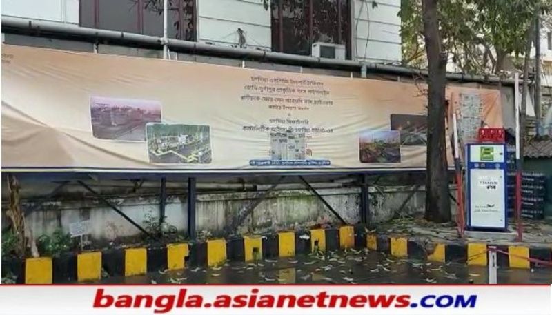 <p>কমিশনের নির্দেশে বৃহস্পতিবার সাতসকালেই সরানো হল মোদীর ছবি। বিধান নগর ৯ নম্বর ট্যাংক এর কাছে পেট্রোল পাম্পে দেখা গিয়েছিল প্রধানমন্ত্রী নরেন্দ্র মোদির ছবি।<br />
</p>