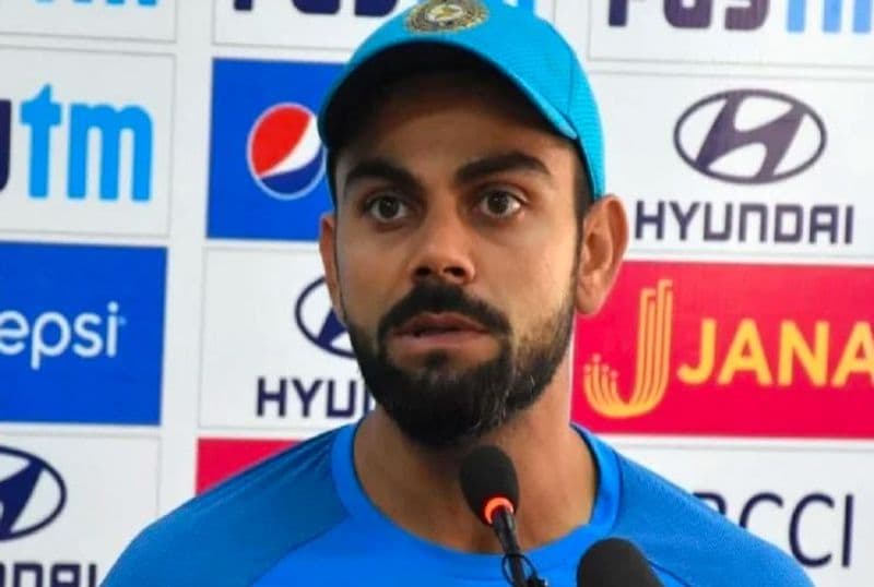 విరాట కోహ్లీ డబ్బును అనేక విధాలుగా సంపాదిస్తాడు, ఒకవైపు భారత క్రికెట్ జట్టులో ఆడటానికి బిసిసిఐ నుండి రూ .1 రూపాయలు తీసుకుంతున్నట్లు సమాచారం, మరోవైపు ఐపిఎల్లో అతని రూ .17 కోట్లు కార్చు చేసి కొన్నారు. ఇది కాకుండా విరాట్ కోలి మన్యావర్, మైంట్రా, టిస్సోట్ వంటి కొన్ని పెద్ద బ్రాండ్ల యాడ్స్ ద్వారా కూడా సంపాదిస్తున్నారు.