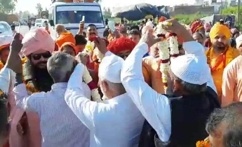 लक्सर में गंगा-जमुनी की तहजीब देखने के मिली। मुस्लिम समाज के लोग अपने घरों के सामने फूलों की माला लेकर संतों के स्वागत में खड़े हुए थे। जैसे ही पेशवाई उनके सामने से निकली सभी लोगों ने फूल मालाएं पहनाकर संतों का अभिवादन और स्वागत किया। पेशवाई में हिंदू-मुस्लिम भाईचारे का शानदार संदेश देखने को मिला।