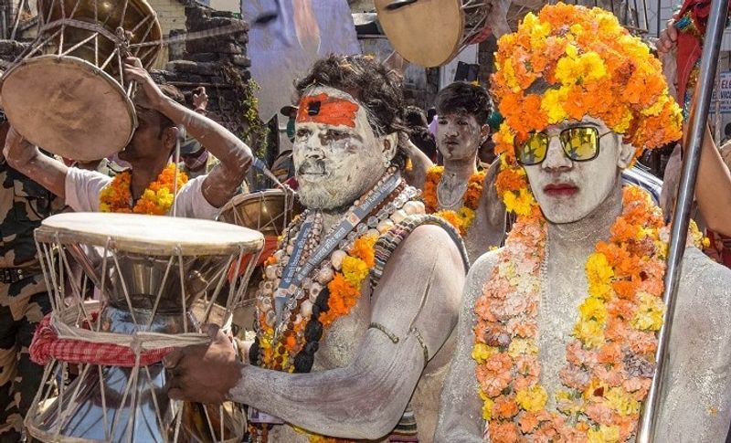 हरिद्वार कुंभ में मंगलवार को श्री पंचदशनाम जूना अखाड़ा और आह्वान अखाड़ा के रमता पंच कुंभनगरी पहुंचे हुए थे। जहां नगरवासियों ने नगर प्रवेश के दौरान हर-हर महादेव के जयघोष के साथ स्वागत किया।

