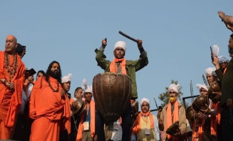  जूना अखाड़े के राष्ट्रीय प्रवक्ता नारायण गिरी ने बताया कि, आज पूरे राजसी वैभव के साथ जूना, अग्नि और किन्नर अखाड़े की पेशवाई नगर भ्रमण पर निकलेगी। हमारे नागा सन्यासी रहेंगे, सभी संत हरिद्वार पहुंच चुके हैं।
