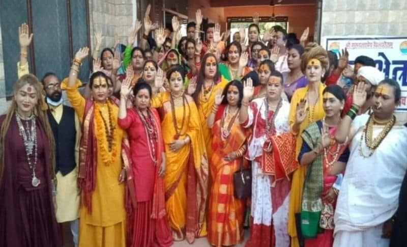 किन्नर अखाड़े की आचार्य महामंडलेश्वर लक्ष्मी नारायण त्रिपाठी ने बताया कि किन्नर अखाड़ा ने भी इस कुंभ में नगर प्रवेश कर लिया है। गुरुवार शाम को भव्य पेशवाई में किन्नर अखाड़ा, जूना अखाड़े के साथ चलेगा। हमारा यह तीसरा कुंभ है जिसमें हम शिरकत करने जा रहे हैं। इस पेशवाई में हम जूना अखाड़े का धन्यवाद करते हैं, क्योंकि आज इतिहास स्वर्ण अक्षरों में लिखा जा रहा है। सनातन धर्म में किन्नर अखाड़ा की वापसी जो गई है।