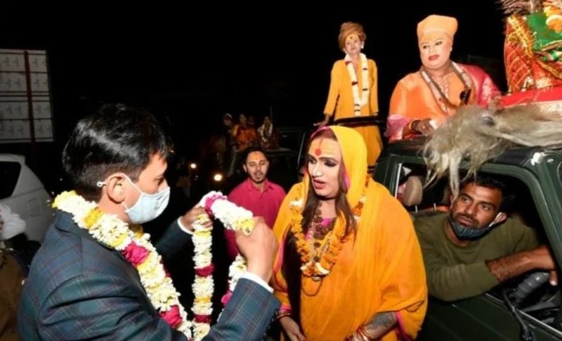 अखड़ों के नगर प्रवेश के दौरान पुलिस भी पूरी तरह से मुस्तैद है। सड़क के दोनों ओर बड़ी संख्या में पुलिस बल तैनात किया गया है। कई जगह तो सड़क से गुजरने वाले वाहनों को डायवर्ट किया गया।
