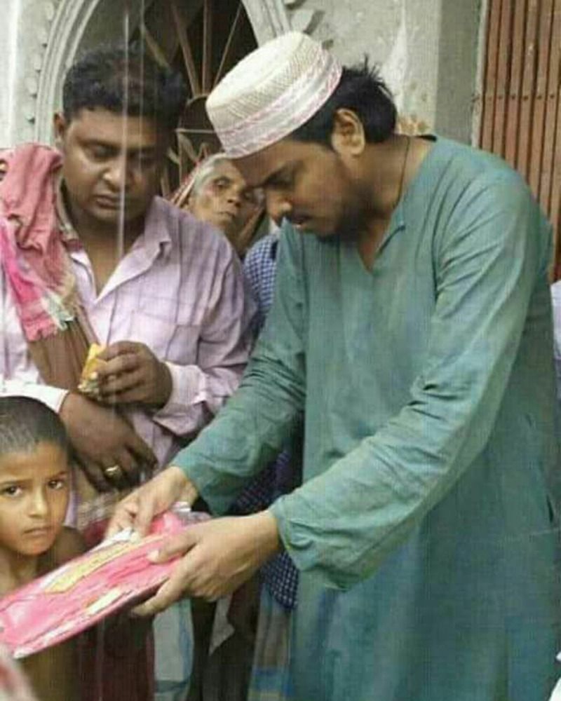 <p style="text-align: justify;">বৃহস্পতিবার ছিল দ্বিতীয় দফার ভোটগ্রহণ। ওই দিনই এক সর্বভারতীয় সংবাদমাধ্যমকে দেওয়া সাক্ষাতকারে ফুরফুরা শরীফের পীরজাদা আব্বাস সিদ্দিকী প্রচারে কংগ্রেস নেতাদের অনুপস্থিতি নিয়ে প্রশ্ন তুলেছেন। তিনি জানিয়েছেন কংগ্রেস নেতারা কেন তাঁদের প্রার্থীদের সমর্থনে এগিয়ে আসছেন না, তা তিনি জানেন না। তবে জোটের প্রচারে কংগ্রেসের এই অনুপস্থিতি 'দুঃখজনক ও দুর্ভাগ্যজনক' বলে মন্তব্য করেন তিনি। অভিমানী আব্বাস বলেছেন, দক্ষিণবঙ্গে তিনি কংগ্রেসের অনেক প্রার্থীর হয়েই সমর্থন প্রকাশ করেছেন, প্রচার করেছেন। কংগ্রেস কেন সেই হাত বাড়িয়ে দিচ্ছে না তাদের দিকে, সেটা কংগ্রেস নেতারাই বলতে পারবেন বলেছেন পীরজাদা।</p>