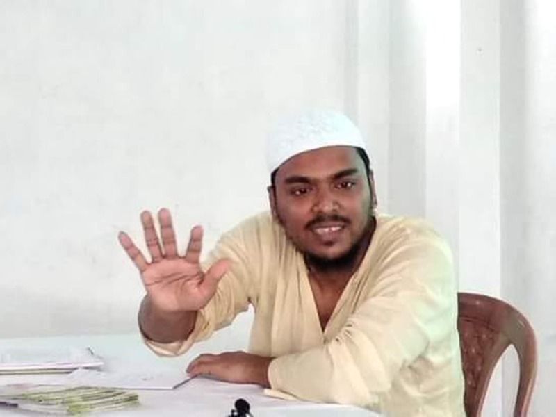 ফুরফুরা শরিফের ছোট হুযুর পীর জুলফিকার আলির পৌত্র। তাঁর বাবার নাম পীরজাদা আলি আকবর সিদ্দিকী। ফুরফুরা শরিফের আর এক চর্চিত নাম পীরজাদা ত্বহা সিদ্দিকীর ভাইপো।