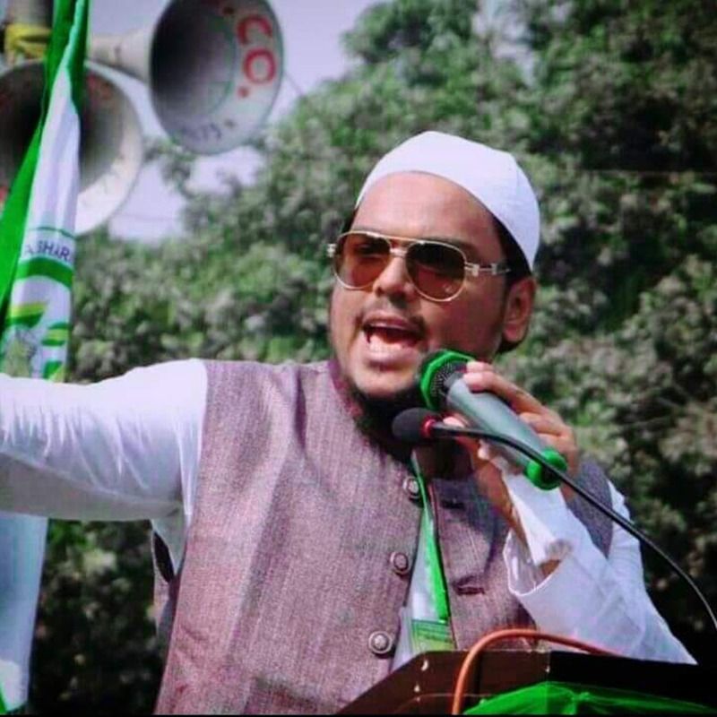 আব্বাস সিদ্দিকীর শিক্ষাগত যোগ্যতা নিয়ে অনেকে প্রশ্ন তোলেন। তিনি নাকি পড়াশোনা করেননি। এই সব ভুল প্রচার রয়েছে তাঁর বিরুদ্ধে। কিন্তু বাস্তাবে আব্বাস সিদ্দিকী থিওলজি বিষয়ে এম.এ করেছেন। আলিয়া বিশ্ববিদ্যালয়ের ফুরফুরা টাইটেল মাদ্রাসার স্টাডি সেন্টার থেকে এম.এ পাশ করেছেন তিনি।