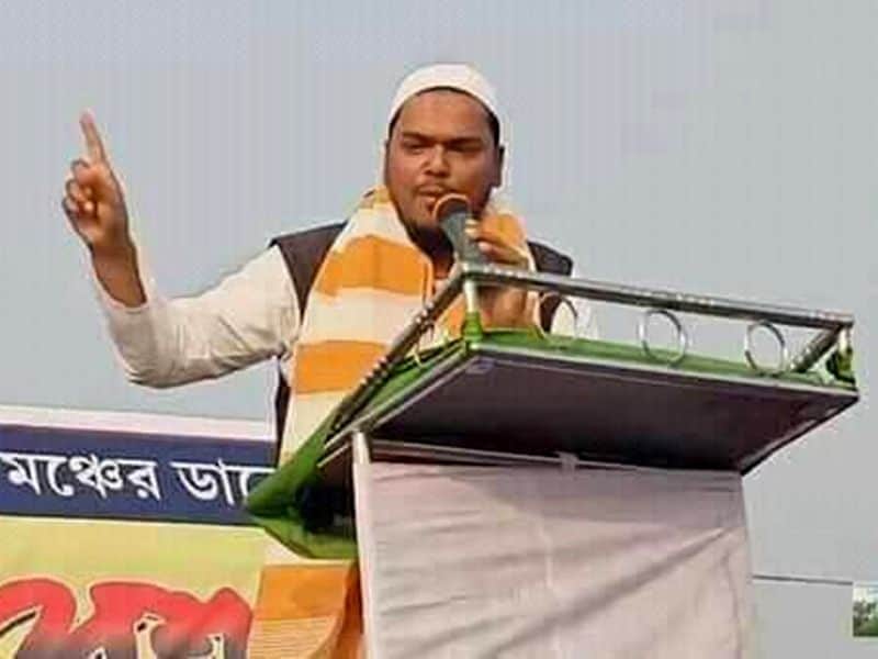 পড়াশোনা শেষ করেই ধর্মীয় সভায় বক্তব্য রাখতে শুরু করেন আব্বাস। সেই সভা থেকে যুব সমাজের মধ্যে পরিবর্তন আনার চেষ্টা করেন তিনি। এই ভাবে অল্প বয়সেই তাঁর জনপ্রিয়তা বাড়ে।