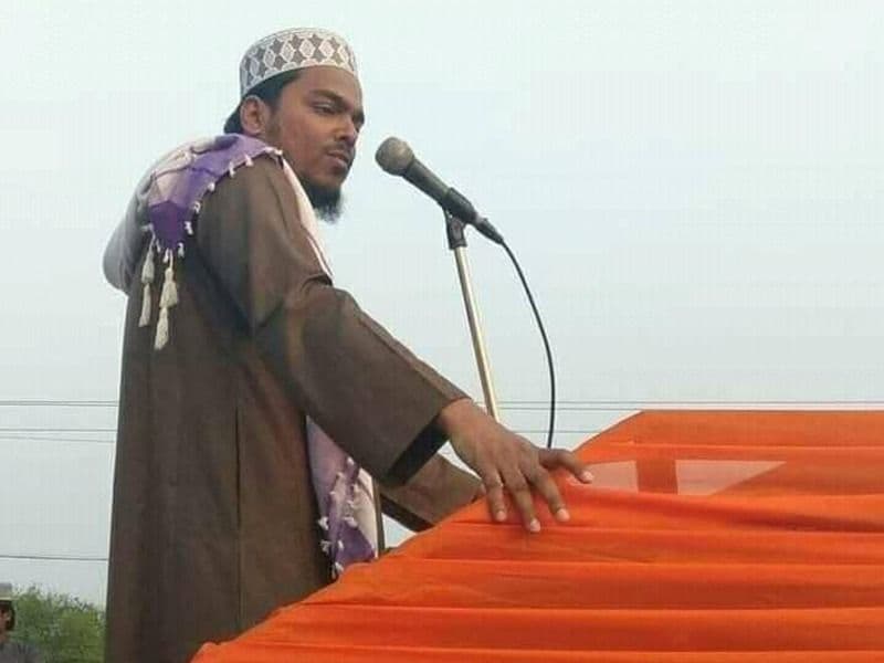 অনুগামীরা তাঁকে ডাকেন ভাইজান নামে। আস্তে আস্তে সেই জলসাগুলিতেই আব্বাসের মুখে উঠে আসে সাম্প্রতিক রাজনৈতিক খোঁজখবর ও ব্যাখ্যার কথাও। একইসঙ্গে কীভাবে গরীবরা বঞ্চিত হচ্ছেন সেই কথাও তুলে ধরেন তিনি।