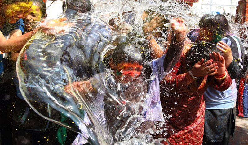 <p> কৃষ্ণা রাধার প্রতি সেই প্রথম প্রেম প্রকাশ করেছিলেন বলে মনে করা হয়। এই মুহূর্তটি উদযাপন করার জন্য দু'জনকেই বর্ণময় পালকিতে নিয়ে বৈষ্ণব ধর্মাবলম্বীরা নগর কীর্তনে বের হন।</p>