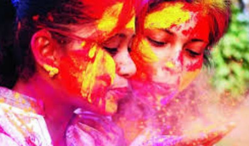 <p>বিচ পার্টিঃ বন্ধুদের নিয়ে এবার সৈকতের পার্টির পরিকল্পনা করে ফেলতে পারেন। সমুদ্রের ধারে রঙিন দোলযাত্র। </p>