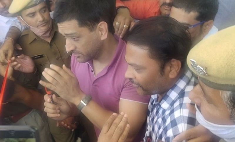 बता दें कि जालोर के जाखल के रहने वाले धरमचंद जैन ने दो करोड़ की राशि से एक राजकीय विद्यालय का निर्माण करवाया है। जिसके उद्घाटन के लिए महेंद्र सिंह धोनी को बुलाया गया था। जहां आयोजकों द्वारा टेंट लगाए गए थे और व्यवस्था के लिए पुलिस बल भी मौजूद था। लेकिन धोनी को देखते ही स्कल के ग्राऊंड में कुछ ही मिनट के अंदर हाजरों लोग इकट्ठा हो गए और धोनी-धोनी चिल्लाने लगे।
