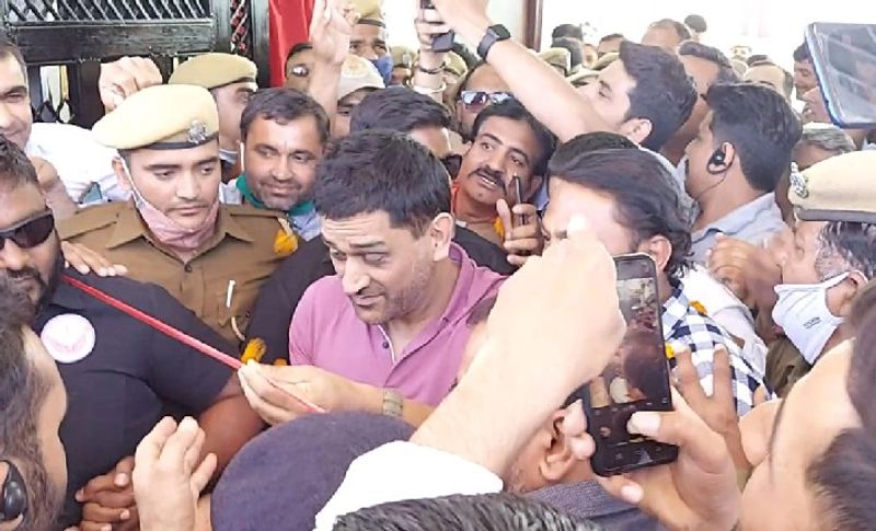 बताया जाता है कि इस आपाधापी के बीच धोनी करीब आधे घंटे तक कार्यक्रम में रुकने के बाद सड़क मार्ग से अहमदाबाद के लिए रवाना हो गए। उसके बाद भीड़ वहां से चली गई।