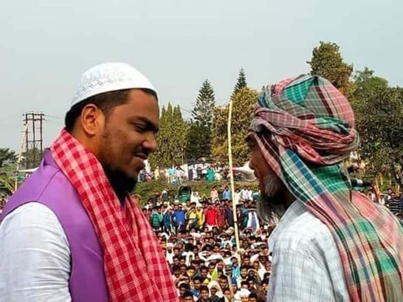<p style="text-align: justify;">খেলাটা অনেকটাই বদলে দিয়েছেন আব্বাস সিদ্দিকী ও তাঁর দল ইন্ডিয়ান সেকুলার ফ্রন্ট বা আইএসএফ। ভাইজান একই সঙ্গে বিজেপির হাত থেকে রক্ষা করবেন, সেইসঙ্গে তাঁদের প্রতিনিধি হয়ে সরকারের কাছ থেকে তাঁদের জন্য দাবি দাওয়া নিয়ে দর কষাকষি করবেন - এমনটাই প্রত্যাশা করছেন অনেকে। তবে, আব্বাসের প্রভাব গোটা বাংলায় রয়েছে, এমনটা নয়। দক্ষিণবঙ্গের গ্রামীণ অঞ্চলে, তথাকথিত নিম্ন বর্ণ ও শ্রেণীর মুসলমানদের, যেখানে চাকরি ও সামাজিক ন্যায়বিচারের চাহিদা আছে, সেইসবব এলাকায় তাঁর প্রভাব কোনওভাাবেই অস্বীকার করা যায় না। কিন্তু, উত্তরবঙ্গের মুর্শিদাবাদ, মালদা, বা দুই দিনাজপুরের মতো জেলায় মুসলমান ভোট কংগ্রেস এবং তৃণমূলের মধ্যে বিভক্ত। আব্বাসের সেখানে তেমন প্রভাব নেই।</p>
<p style="text-align: justify;"> </p>