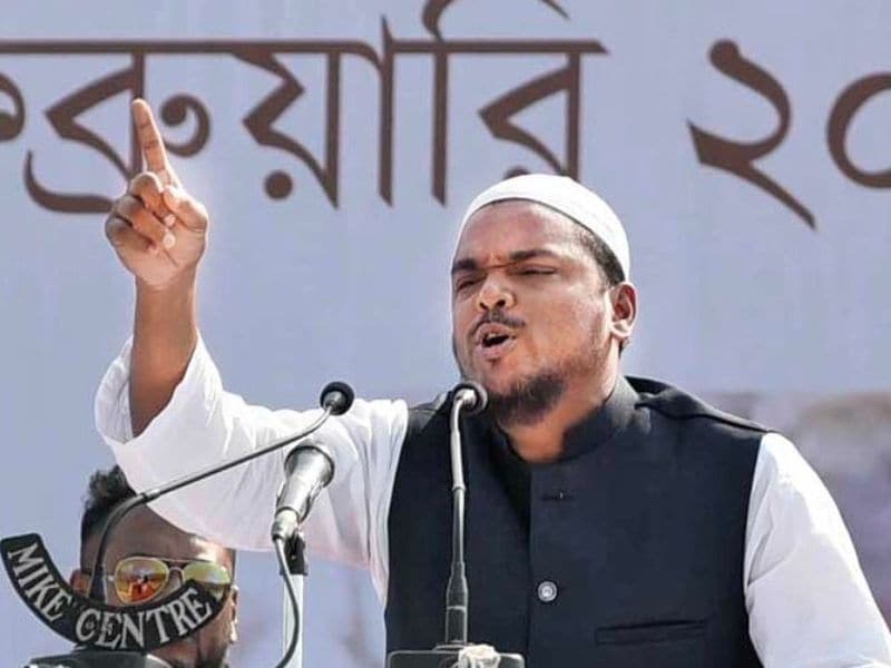 <p style="text-align: justify;">তবে, মুসলিম প্রতিনিধিত্বের বিষয়ে আব্বাস সিদ্দিকীকে কেন্দ্র করে নতুন আগ্রহ তৈরি হয়েছে। এতদিন, কী বাম কি তৃণমূল, কোনও দলেই সেই অর্থে মুসলিম প্রতিনিধিত্ব ছিল না। তৃণমূল সরকারের জনকল্যানমূলক প্রকল্পের সুবিধা সকলের মতো মুসলমানরাও পেয়েছেন। কিন্তু, মমতার দলে বা সরকারে - কোনও গুরুত্বপূর্ণ পদেই নেই কোনও মুসলমান মুখ। নীতি নির্ধারণের জায়গায়, নেই এই সম্প্রদায়ের কোনও প্রতিনিধিত্ব। আর সেই জায়গাতেই গুরুত্বপূর্ণ হয়ে উঠেছেন আব্বাস। মুসলমানরা আর নিছক ভোট ব্যাঙ্ক হয়ে থাকতে চাইছেন না। তাঁরাও চাইছেন কন্ঠস্বর।</p>
<p style="text-align: justify;"> </p>