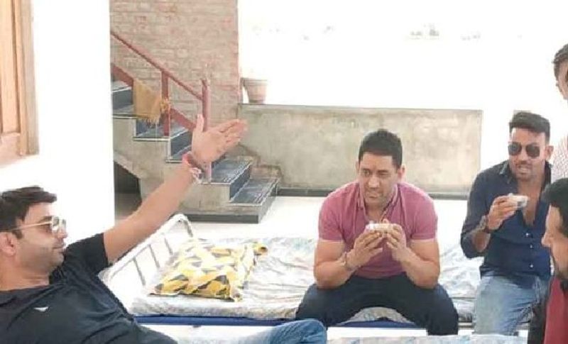 स्कूल भवन का उद्घाटन करने पहले महेंद्र सिंह धोनी राजस्थान में जालोर जिले के जाखल गांव में चाय पीते हुए।