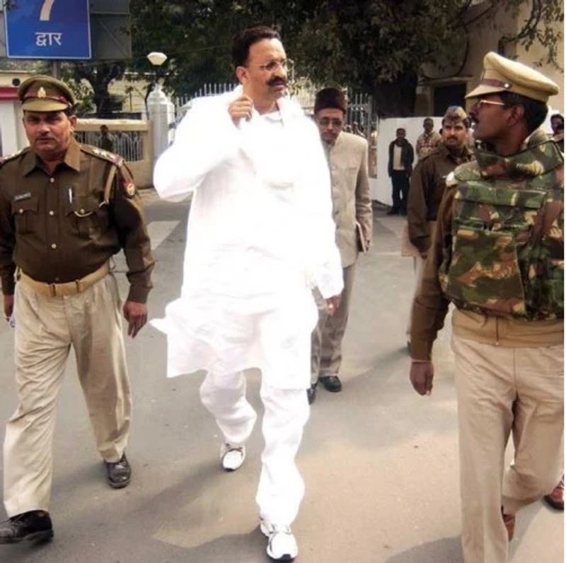 कॉलेज के ही दिनों से मुख्तार ने चुनी थी अलग राह
कॉलेज में ही पढ़ाई लिखाई में ठीक मुख्तार ने अपने लिए अलग राह चुनी। साल 1970 का वो दौर में आते-आते मुख्तार ने जमीन कब्जाने के लिए अपना गैंग शुरू कर लिया। उनके सामने सबसे बड़े दुश्मन की तरह बृजेश सिंह खड़े थे, जिसके बीच गैंगवार शुरू हुई थी।
