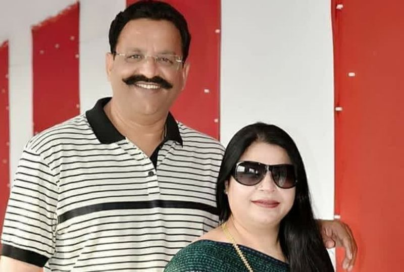 1999 में लगा था पहली बार हत्या का आरोप
1988 में पहली बार हत्या के एक मामले में मुख्तार का नाम आया था। हालांकि उनके खिलाफ कोई पुख्ता सबूत पुलिस नहीं जुटा पाई थी। लेकिन 1990 का दशक में मुख्तार अंसारी जमीनी कारोबार और ठेकों की वजह से अपराध की दुनिया में कदम रख चुका था। पूर्वांचल के मऊ, गाजीपुर, वाराणसी और जौनपुर में उनके नाम का सिक्का चलने लगा था।
