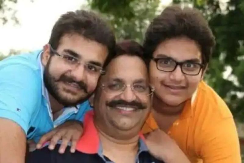 66 करोड़ की जब्त हो चुकी है अवैध संपत्ति
योगी आदित्यनाथ ऑफिस के आधिकारिक टि्वटर हैंडल से ये जानकारी दी गई है। ट्वीट में बताया गया कि अब तक उसकी 66 करोड़ रुपये की अवैध संपत्ति जब्त हो चुकी है। ₹41 करोड़ की अवैध आय की प्राप्ति का मार्ग बंद किया जा चुका है। मुख्तार अंसारी गिरोह के 97 साथी पुलिस की हिरासत में हैं। यह कार्रवाई आगे भी जारी रहेगी।
