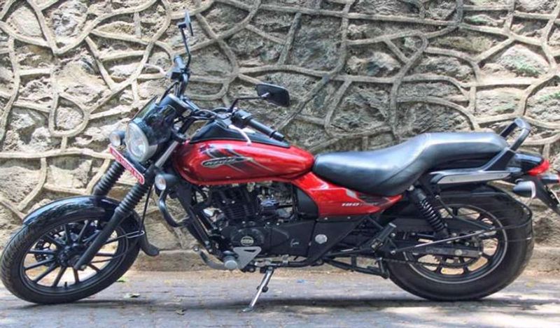 सस्ती बाइक खरीदने के लिए कई ऑनलाइन साइट्स आपको ऑप्शन देते हैं। इनमें सेकंड हैंड बाइक को अच्छी कंडीशन में सेल पर लगाया जाता है। यहां से सस्ते दामों में आप बाइक खरीद सकते हैं। 