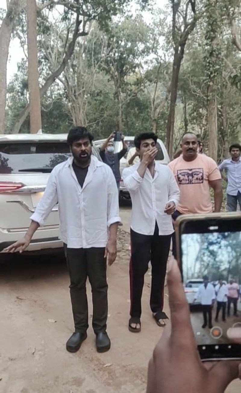 అక్కడ వెళ్లినప్పుడు అభిమానులు భారీగా స్థాయిలో రాగా వారికి చిరంజీవి, చరణ్ అభివాదం చెబుతున్న ఫోటోలు హడావుడి చేశాయి.