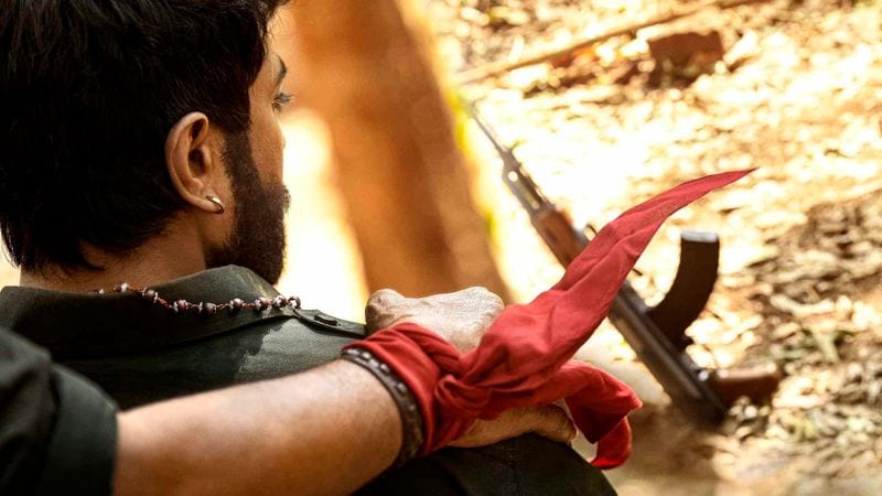 ఇందులో ఆచార్యగా చిరంజీవి, సిద్ధ అనే కామ్రేడ్(నక్సల్)గా రామ్ చరణ్ కనిపించనున్నారు. ఈ సినిమా మే 13న విడుదల కానుంది.
