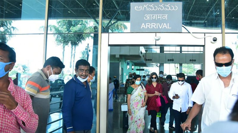 ఎయిర్పోర్ట్ లో ఉపాసన ఫోటోలు సామాజిక మాధ్యమాల్లో హల్చల్ చేస్తున్నాయి. ఇలా షూటింగ్ స్పాట్కి ఉపాసన వెళ్లడం చాలా అరుదు.