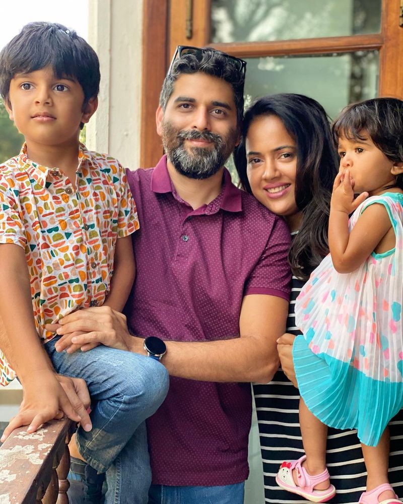హిందీలో కొన్ని సినిమాలు చేసిన సమీరా రెడ్డి 2014లో అక్షయ్ వార్గేని పెళ్లి చేసుకుంది. వీరికి ఒక బాబు, ఓ కూతురు ఉంది. ప్రస్తుతం సినిమాలకు దూరంగా ఉంటోంది.