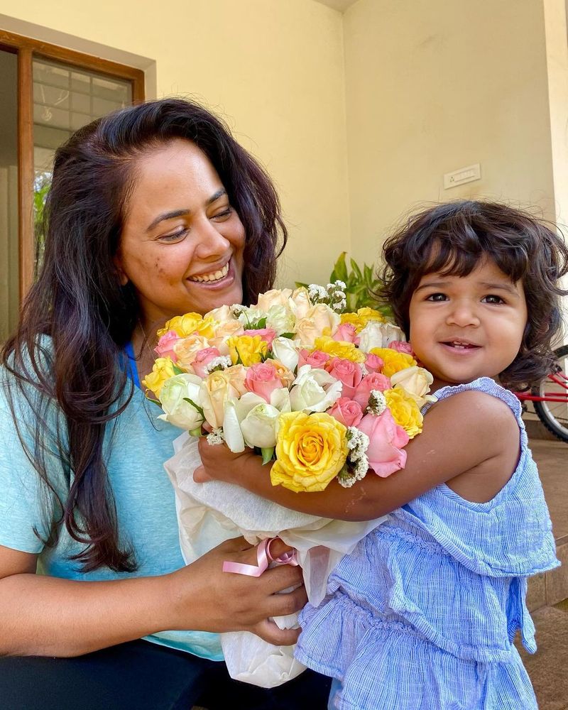 మొదటి బిడ్డ పుట్టాక, ఇంకో బిడ్డకి ప్లాన్ చేస్తున్నారా, లేక ఒక్కరితోనే చాలా? అనే ప్రశ్న వస్తుంది. ఈ ప్రశ్నలు ఎదుర్కోలేక చాలా మంది అమ్మాయిలు భయాలతో నిర్ణయాలు తీసుకుంటారు. మహిళలకు స్వేచ్ఛ ఇవ్వడం ద్వారా వాళ్లకేం కావాలో, ఆ నిర్ణయాలే తీసుకుంటారు. భయంతో కాదు. సెల్ఫ్ కాన్ఫిడెంట్గా ఉంటారు` అని సమీరా రెడ్డి చెప్పుకొచ్చింది.