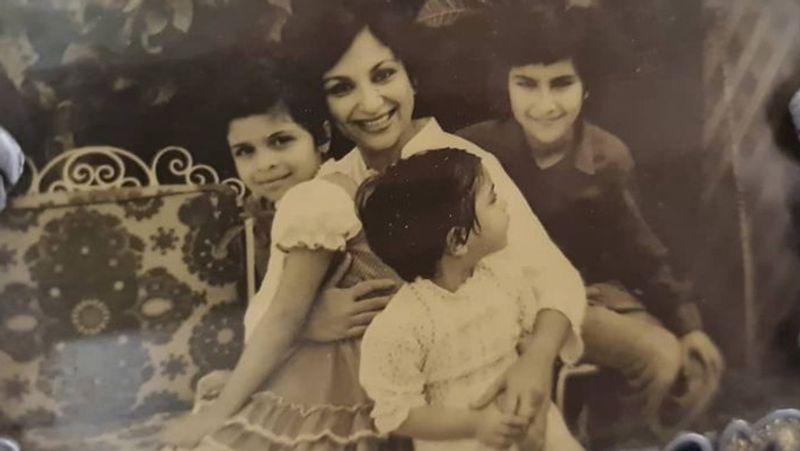 वैसे, आपको बता दें कि सामने आई फोटो में सबा और सोहा मां शर्मिला की गोद में बैठी है। शर्मिला ने भी अपनी दोनों बेटियों को कसकर पकड़ रखा है और वे बेहद खुश नजर आ रही है। वहीं, पीछे बैठे है नन्हे सैफ, जिन्हें सोहा बढ़े प्यार से देख रही है। 