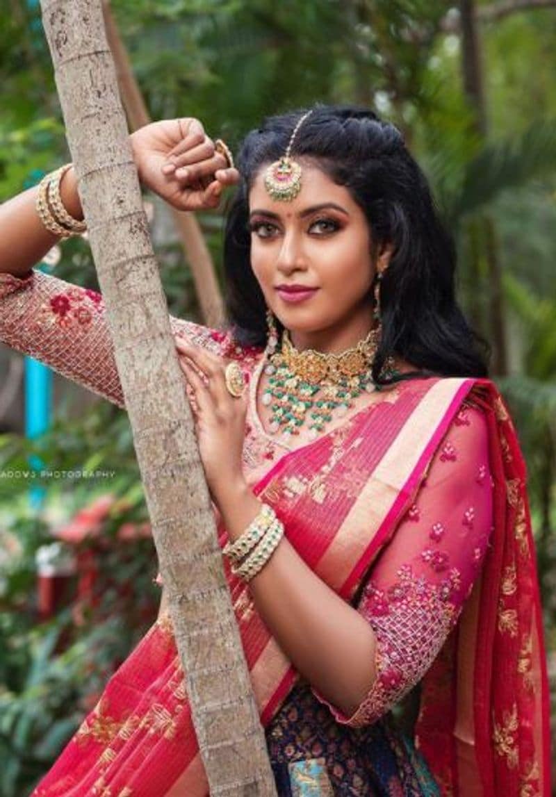 <p>நகைகள் அணிந்து... மணப்பெண் போல் இருக்கும் ரோஷ்னி </p>