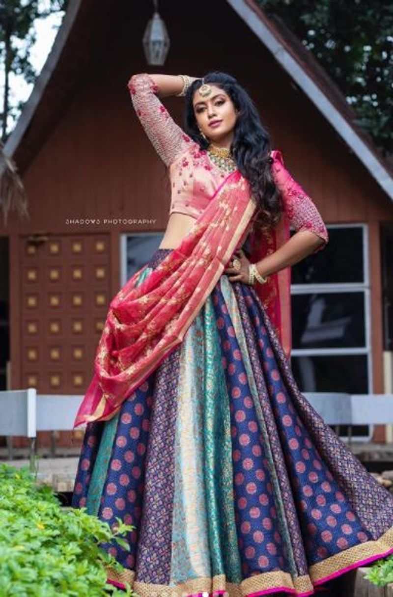 <p>மெல்லிய இடையை காட்டி வெள்ளித்திரை ஹீரோயின் போல் போஸ் கொடுக்கும் கண்ணம்மா </p>