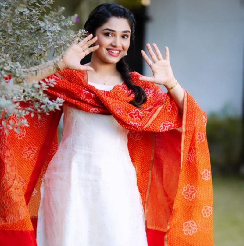 <p>ಈಕೆ 8ಕ್ಕೂ ಹೆಚ್ಚು ಸಿನಿಮಾಗಳನ್ನು ಮಾಡಿದ್ದಾರೆ.</p>