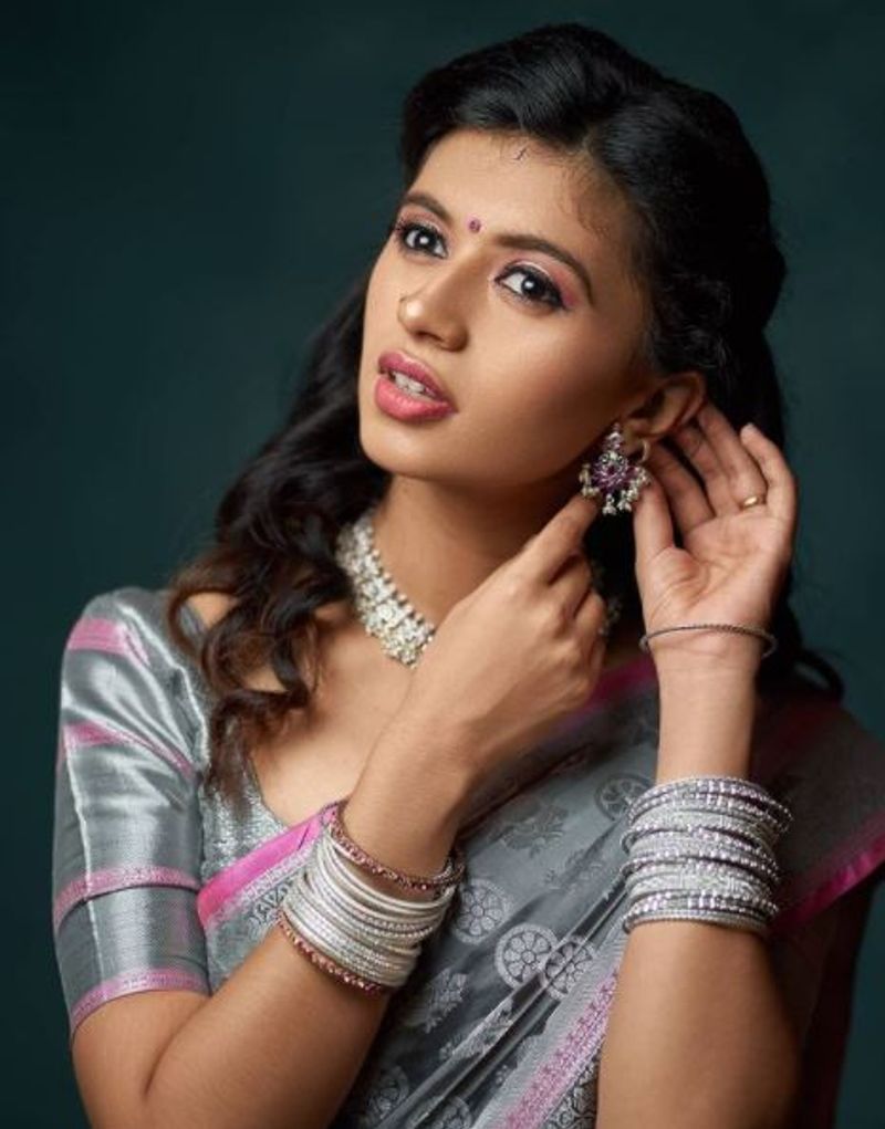 எருமை சாணி யூடியூப் ஊடகத்தின் மூலம் பிரபலமானவர் ஹரிஜா. இவருக்கு ஏகப்பட்ட ரசிகர்கள் உள்ளனர். இவருக்கு கடந்த ஆண்டு தன்னுடைய காதலரை பெற்றோர் சம்மதத்துடன் திருமணம் செய்து கொண்டார்.