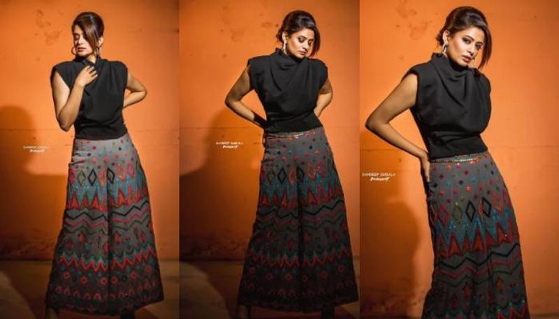 <p>കറുപ്പ് നിറത്തിലുള്ള ടോപ്പും പലാസോയിലും ട്രെന്റി ലുക്കിലാണ് താരം. ഗ്രേ നിറത്തിലുള്ള പലാസോയില് പല വര്ണ്ണങ്ങളില് പ്രിന്റ് വര്ക്കുകളാണ് വരുന്നത്.</p>