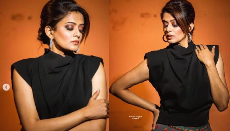 തന്നെ ഇത്രയും സുന്ദരി ആക്കിയതിനുള്ള നന്ദിയും സ്റ്റൈലിസ്റ്റിനോട് പ്രിയ പറയുന്നു.