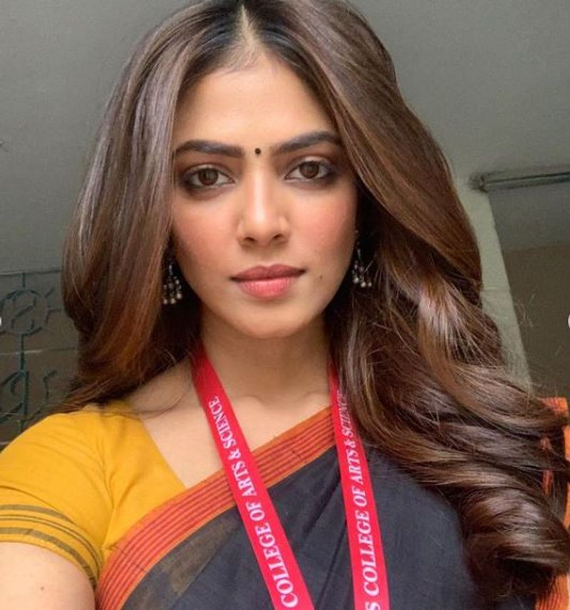 <p>கொள்ளை அழகில் கியூட்... இதுவும் ஷூட்டிங் ஸ்பாட் நினைவுகள் தான் </p>