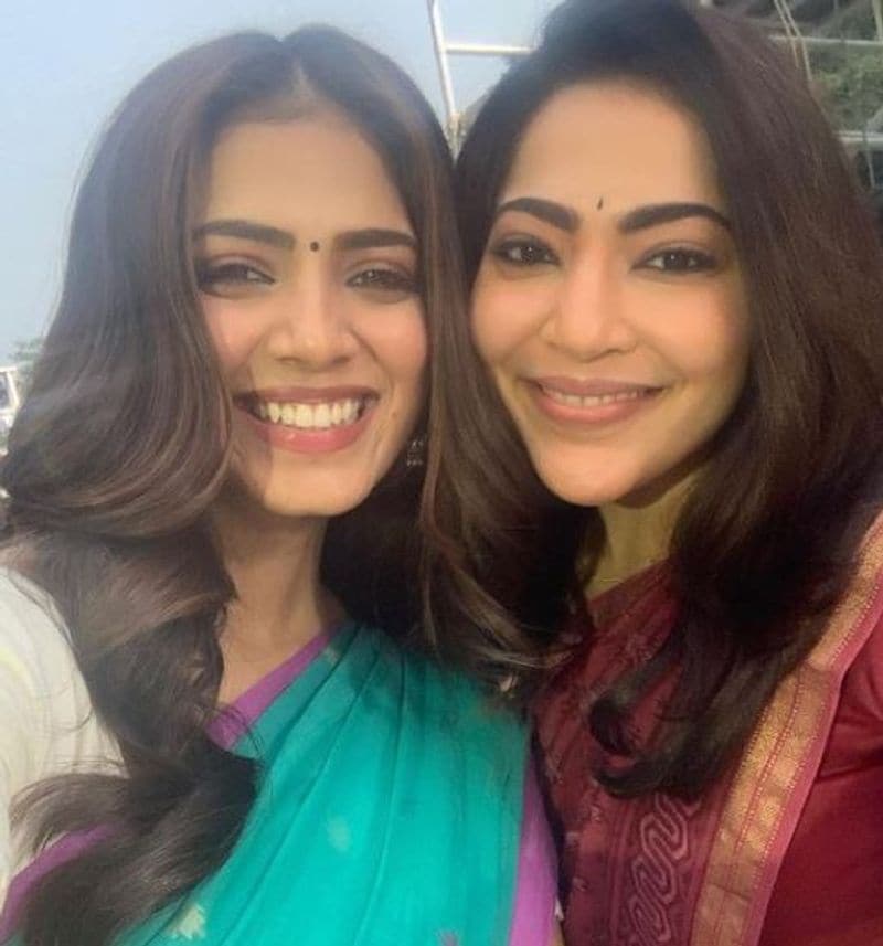 <p>இந்த புகைப்படங்களை வெளியிட்டு அவர் கூறியபோது ’எனக்கு மிகவும் பிடித்த ஒரு திரைப்படம். பல ஜாம்பவான்கள் உடன் நடிக்க வாய்ப்பு கிடைத்த ஒரு திரைப்படம். வாழ்நாள் முழுவதும் நண்பர்களாக இருக்கும் வகையில் அந்த படக்குழுவினர் என்னிடம் பழகினார்கள். இந்த ஒரு படம் எனது வாழ்க்கையின் மிக நீண்ட தூரத்திற்கு எடுத்துச் சொல்லும்’ என்று கூறியுள்ளார்.</p>