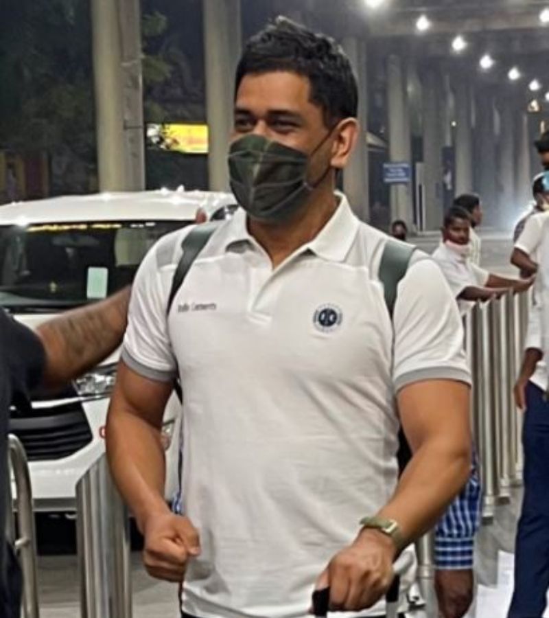 এবার অনুশীলনে যোগ দিতে চেন্নাই পৌঁছে গেলেন মহেন্দ্র সিংহ ধোনি। ধোনির চেন্নাইতে পৌছনের ছবি ও ভিডিও সোশ্যাল মিডিয়ায় শেয়ার করেছে যা মুহূর্তের মধ্যে ভাইরাল হয়।