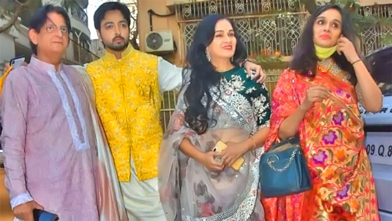 प्रियांक शर्मा और शजा मोरानी ने 4 फरवरी को कोर्ट मैरिज की थी। उस दिन शाम को जुहू में करीम मोरानी के घर पर एक पार्टी हुई थी, जिसमें अनिल कपूर, बोनी कपूर, सनी देओल, पूनम ढिल्लन, भाग्यश्री, जूही चावला, निखिल द्विवेदी, राजकुमार संतोषी, रूमी जाफरी सहित तमाम सेलेब्स शामिल हुए थे।
