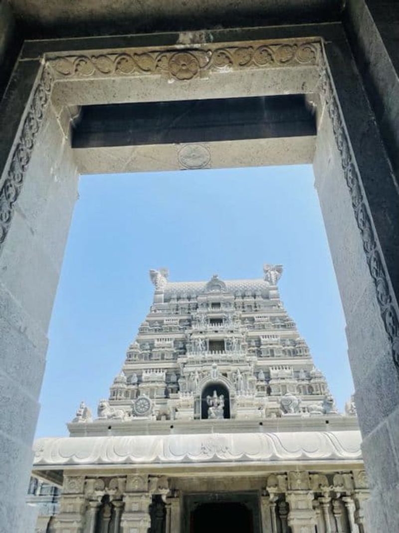 రాష్ట్ర ప్రభుత్వం ప్రతిష్టాత్మకంగా నిర్మిస్తున్న యాదాద్రి ఆలయ పునర్నిర్మాణ పనులను గురువారం మధ్యాహ్నం సీఎం కేసీఆర్ పరిశీలించారు. సుమారు ఆరు గంటలకు పైగా ఆలయ ప్రాంగణంతో పాటు ఆలయం చుట్టు పక్కల అనుబంధంగా జరుగుతున్న పనుల పురోగతిని క్షుణ్ణంగా పరిశీలించి అధికారులను అడిగి తెలుసుకున్నారు.