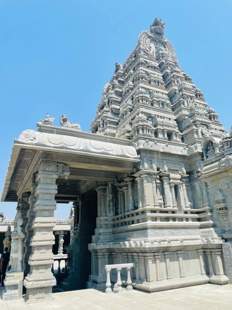 ఆలయ పై పరిసరాలను పరిశీలించిన అనంతరం కిందికి దిగి, గుట్ట చుట్టూ చేపట్టిన, రహదారులు, బస్ స్టాండ్, రెసిడెన్షియల్ కాటేజ్ లు, కళ్యాణ కట్ట, పుష్కరిణీ, అన్నదాన సత్రం,తదితర అభివృద్ది పనుల పురోగతిని సీఎం పరిశీలించి అధికారులకు పలు సూచనలు చేశారు.