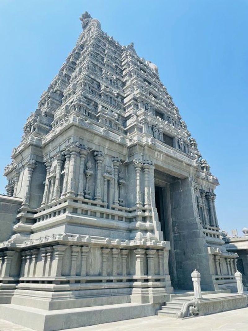 యాదాద్రి ఆలయం చుట్టూ నిర్మితమౌతున్న రింగు రోడ్డు లోపలి పరిధిలోని పరిసర ప్రాంతాలను పచ్చదనం తో పరిపూర్ణం చేసి, దైవ భావన పరివ్యాప్తం చేయాలన్నారు. విస్తరణలో కోల్పోతున్న దుకాణం దారులతో సీఎం చాలా సేపు మాట్లాడారు.