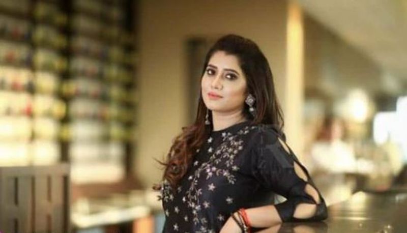 தற்போதைய நிலவரப்படி பிரியங்கா விஜய் தொலைக்காட்சி ரசிகர்களின் மனம் கவர்ந்த தொகுப்பாளினியாக வலம் வருகிறார்.